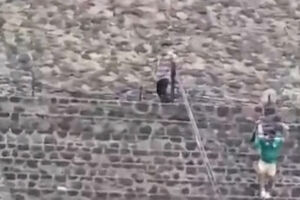 O momento em que homem armado dispara contra turistas nas pirâmides de Teotihuacán no México 