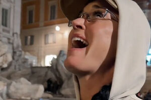 Katy Perry coloca cartão de crédito na Fontana di Trevi para pedir desejo 