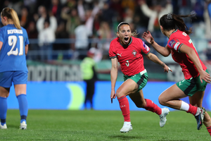 Lúcia Alves e Francisca Nazareth comemoram golo frente à Finlândia