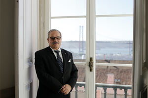 José Bouza Serrano faz uma homenagem mordaz à arte das aparências