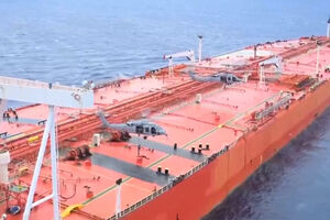 Vídeo mostra forças americanas a abordarem petroleiro ligado ao Irão no oceano Índico 