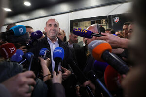 Reeleito Presidente da República em 2021, abandonou o cargo para concorrer às legislativas