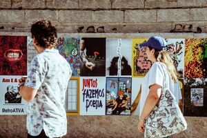 Pessoas apreciam cartazes com frases como "Juntos fazemos poesia" em Marvila