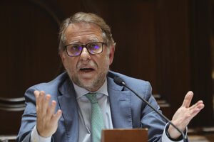 O ministro da Administração Interna, Luis Neves, intervém durante a sua audição na Assembleia da República