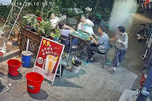 Mulher escapa por segundos de ser atingida por ar condicionado que cai de prédio na China