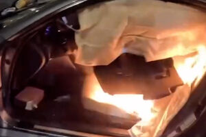 Imagens mostram carro a explodir e multidão a fugir em pânico durante concentração ilegal em Chicago