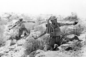 Dois soldados anglo-indianos lançam cocktails Molotov a 12 de dezembro de 1940