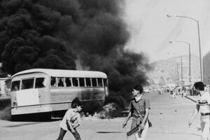 A 24 de março de 1967, jovens manifestantes incendiaram um autocarro com um cocktail molotov