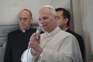 Papa Leão XIV presta homenagem a Papa Francisco no primeiro aniversário da morte do ex-líder da Igreja Católica