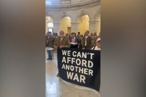 Dezenas de veteranos de guerra detidos em Washington D.C. em protesto pacífico contra guerra no Irão 