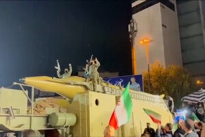 Irão exibe o que parecem ser mísseis balísticos durante manifestação em Teerão