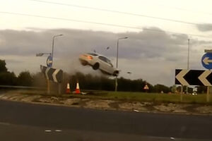 Perseguição a 225 km/h termina com BMW a ‘voar’ em rotunda  