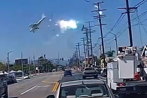 O momento em que avioneta embate em poste de alta tensão e se despenha em Los Angeles