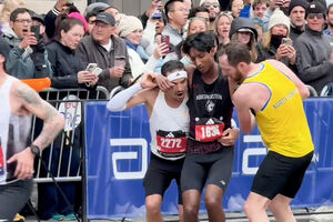Cai exausto perto da meta na Maratona de Boston e outros atletas param para o ajudar