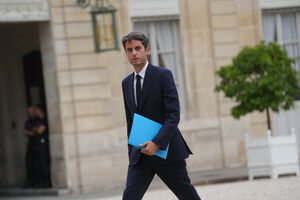 Gabriel Attal, ex-primeiro ministro francês, promove biografia