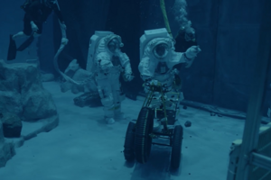Astronauta da NASA treina caminhada lunar debaixo de água  