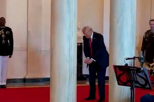 Donald Trump recebe equipa de golfe na Casa Branca com tacada imaginária  