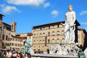 Turista sobe e danifica estátua de Neptuno em Florença