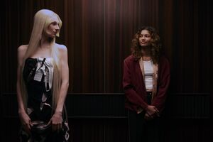 Hunter Schafer (esq.ª) e Zendaya (dir.ª) na terceira temporada de "Euphoria"
