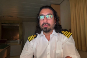 “Há 54 dias que estamos aqui retidos”: capitão de navio parado no Estreito de Ormuz descreve tensão a bordo