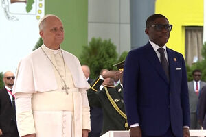 Papa Leão XIV deixa a Guiné Equatorial após viagem de 11 dias por África 