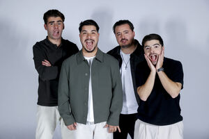 A banda portuguesa que se tornou pop ao primeiro single ("Pôr do Sol") vai lançar o álbum de estreia dia 8 de maio