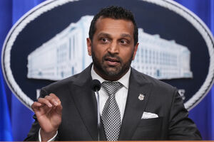 O diretor do FBI, Kash Patel, discursa durante uma conferência de imprensa 