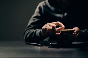 Hacker usa telemóvel