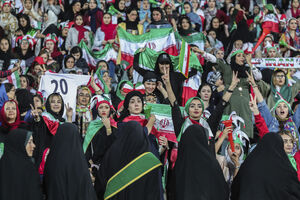 Mulheres iranianas apoiam a seleção de futebol num jogo em Teerão