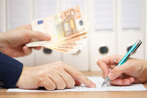 Dinheiro e assinatura de contrato: avalie reembolso e evite custos elevados