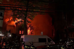 Imagens mostram incêndio de grandes dimensões em igreja centenária em Nova Iorque
