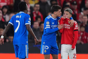 Prestianni e Vinícius Jr. trocam argumentos durante o Benfica-Real Madrid