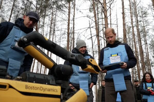 Príncipe Harry testa tecnologia de desminagem durante visita a Bucha 