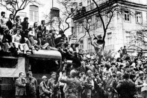 Milhares de civis apoiaram o golpe no dia 25 de Abril em Lisboa