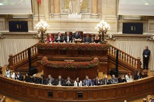 Os discursos, os cravos verdes do Chega e o apelo de Seguro aos jovens: tudo sobre comemoração 25 de Abril na AR