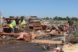 Tornado provoca rasto de destruição no Oklahoma 