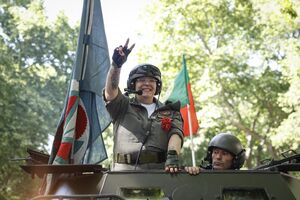 Desfile na Avenida da Liberdade para celebrar o 52º aniversário da Revolução dos Cravos a 25 de Abril de 1974 