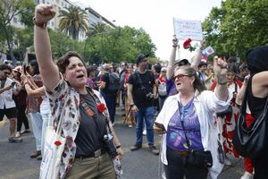 Desfile na Avenida da Liberdade para celebrar o 52º aniversário da Revolução dos Cravos a 25 de Abril de 1974