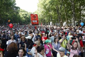Desfile na Avenida da Liberdade para celebrar o 52º aniversário da Revolução dos Cravos a 25 de Abril de 1974 