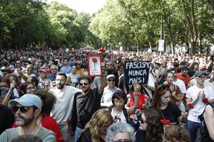 Desfile na Avenida da Liberdade para celebrar o 52º aniversário da Revolução dos Cravos a 25 de Abril de 1974