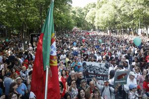 Desfile na Avenida da Liberdade para celebrar o 52º aniversário da Revolução dos Cravos a 25 de Abril de 1974