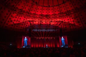 Ricardo Araújo Pereira em atuação com o espetáculo de Stand Up 'Verificando se você é humano' no Pavilhão Rosa Mota, no Porto