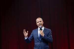 O humorista em atuação com o espatáculo de stand-up "Verificando se você é humano"