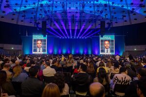  Ricardo Araújo Pereira em atuação com o espetáculo de Stand Up 'Verificando se você é humano' no Pavilhão Rosa Mota, no Porto