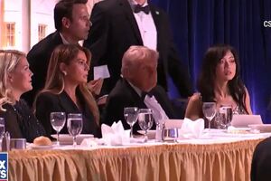 O momento em que Trump é retirado à pressa por agentes após atirador abrir fogo