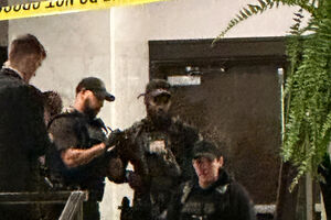 O suspeito no chão depois de dominado pelas forças de segurança