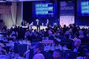 Serviços secretos rodearam o presidente mal foram ouvidos os tiros