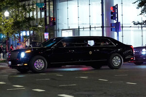 A limusina de Trump à saída do hotel