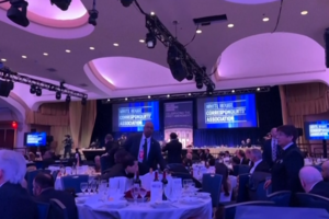 Imagens mostram convidados a refugiarem-se debaixo das mesas após homem armado invadir jantar da Casa Branca 