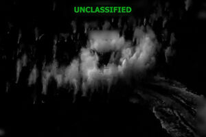 Imagens aéreas mostram barco que alegadamente transportava droga a explodir no Oceano Pacífico